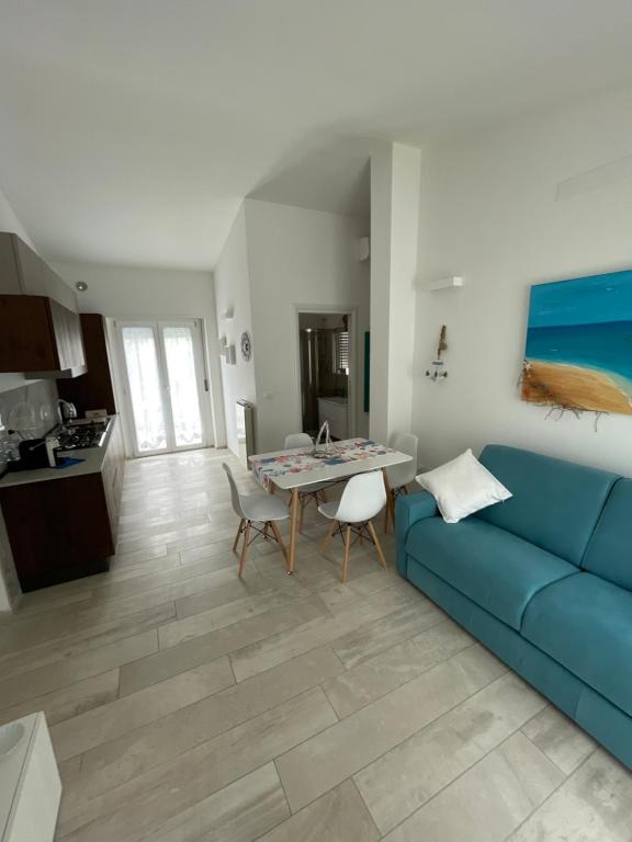 salon z niebieską kanapą i stołem w obiekcie borgoAmare zagar&trabocchi w mieście Marina di San Vito