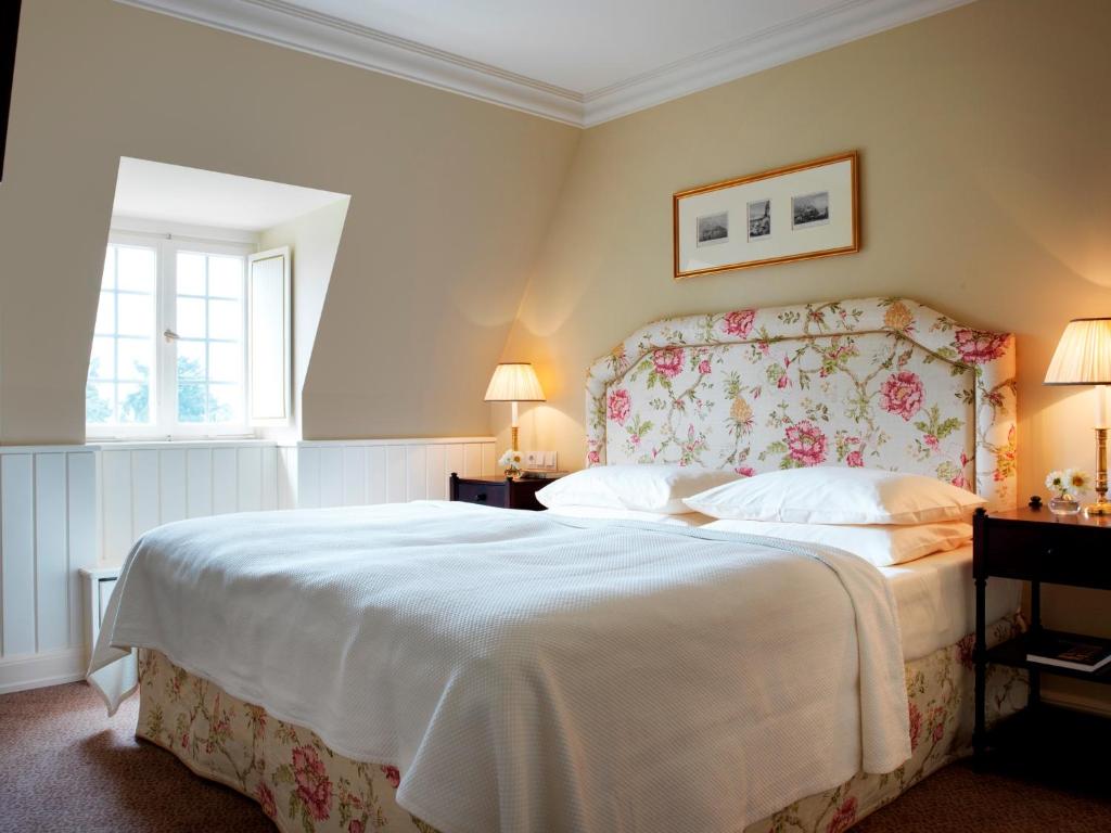 Postel nebo postele na pokoji v ubytování Schlosshotel Kronberg - Hotel Frankfurt