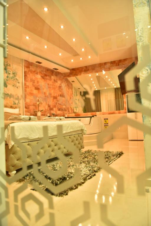 Fotografija u galeriji objekta Design Apartment PREMIUM SPA LUX 4 STAR "DUBAI" Completely PRIVATE Wellness & Spa FREE INCLUDED Sauna & Jacuzzi & Salt Wall & Fire place & 3D Ceilings & Business WiFi & NETFLIX & Keyless code entry & FULL SMART APP & SECURE 2 Parking place u gradu Ćuprija