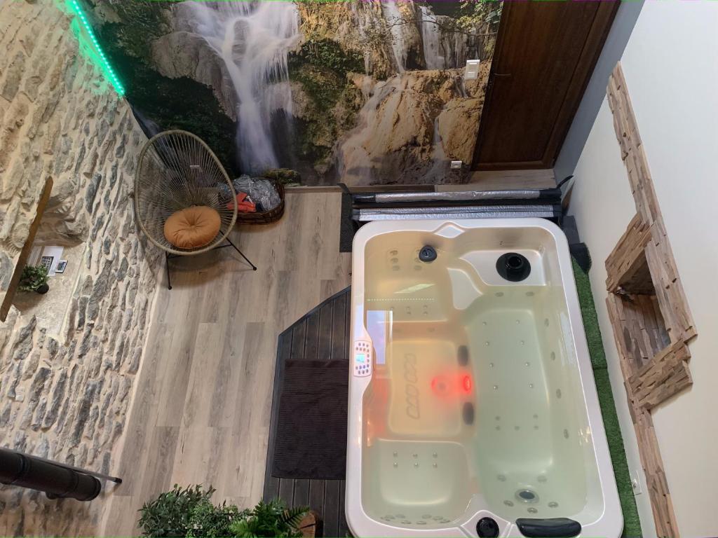 vistas aéreas a un lavabo en una habitación con cascada en Petite maison chaleureuse avec jacuzzi privatif, en Savigny-sous-Mâlain