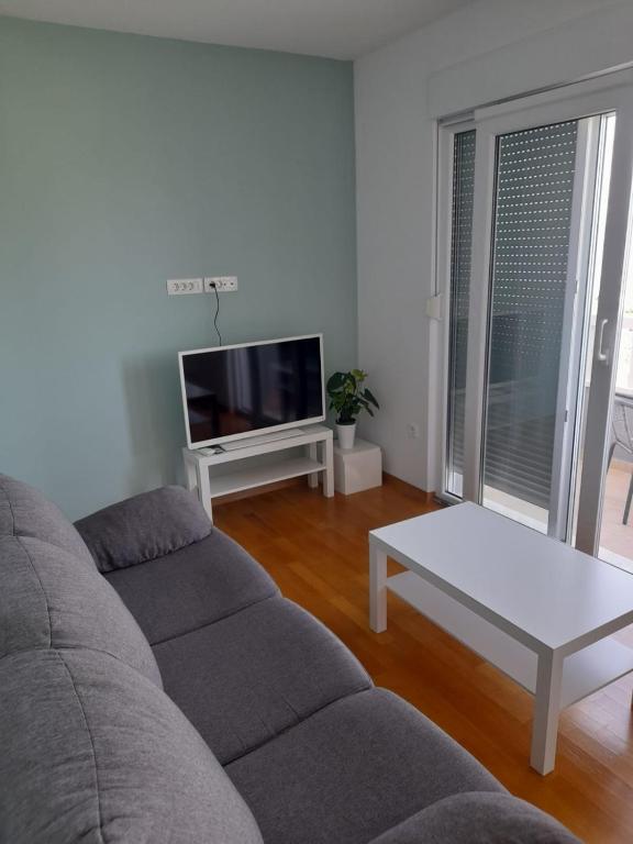Televízia a/alebo spoločenská miestnosť v ubytovaní Kike apartment