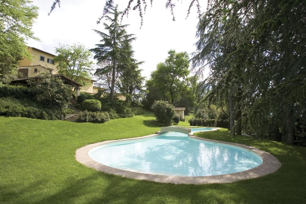 ein Schwimmbad in der Mitte eines Gartens in der Unterkunft Villa I Ciabattini in Vicchio