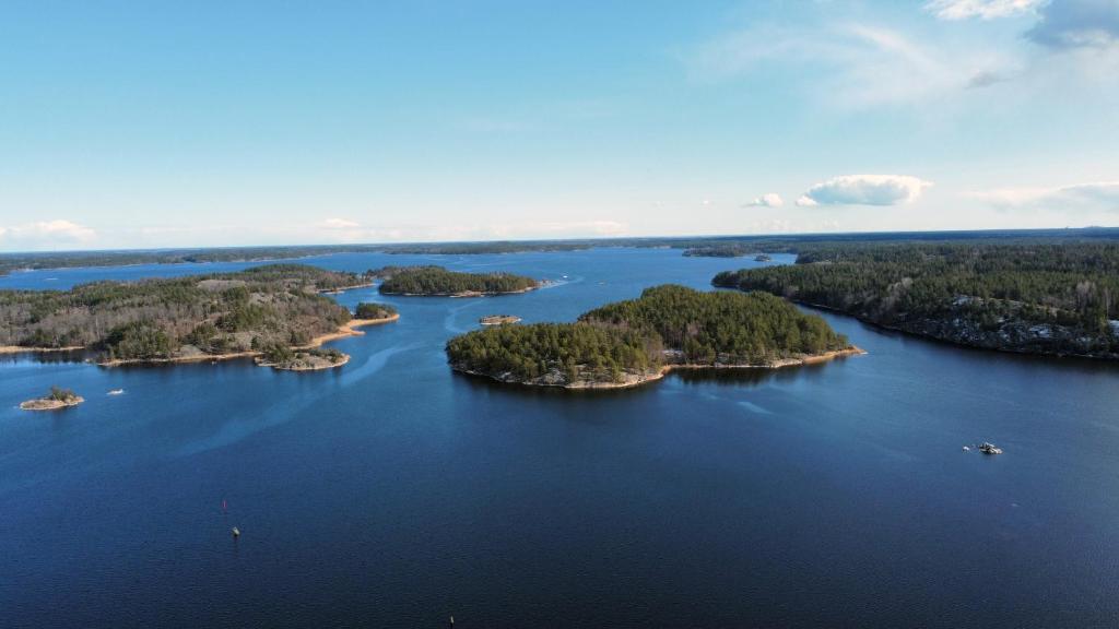 una vista aerea delle isole in un grande lago di Schwimmendes Haus Johanne auf dem Wasser inkl Boot in Blankaholm a Blankaholm