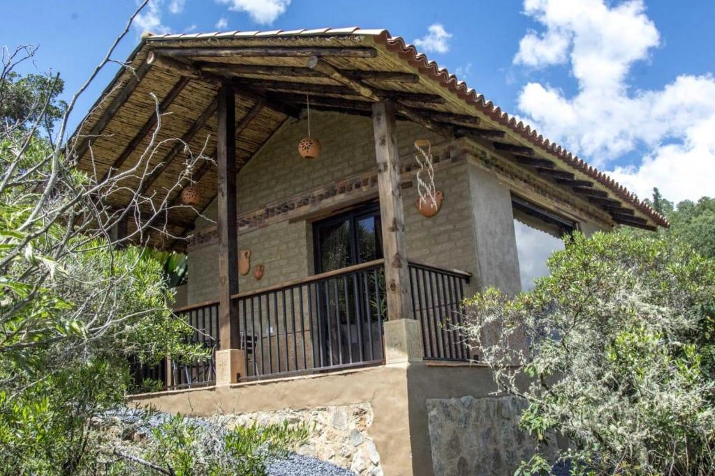 una casa con una gran ventana en el lateral en Hacienda Mawaka, en Ráquira