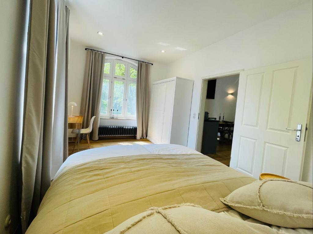 Postel nebo postele na pokoji v ubytování Kaiserliche Post Suites Bevensen-Ferienwohnung