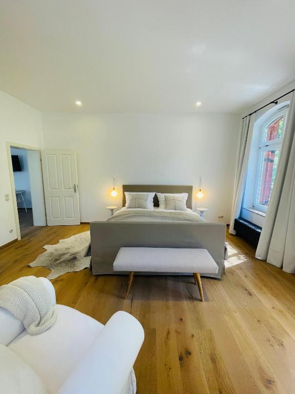 Postel nebo postele na pokoji v ubytování Kaiserliche Post Suites Bevensen-Ferienwohnung