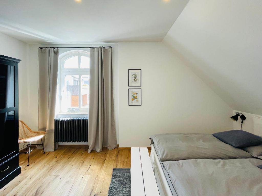 Postel nebo postele na pokoji v ubytování Kaiserliche Post Suites Bevensen-Ferienwohnung