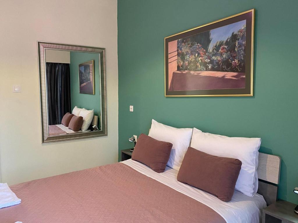 - une chambre avec un grand lit et deux miroirs dans l'établissement Kissamos Nice Apartment2, à Kíssamos