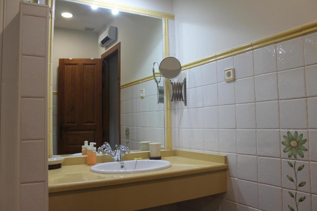 A bathroom at Hedera