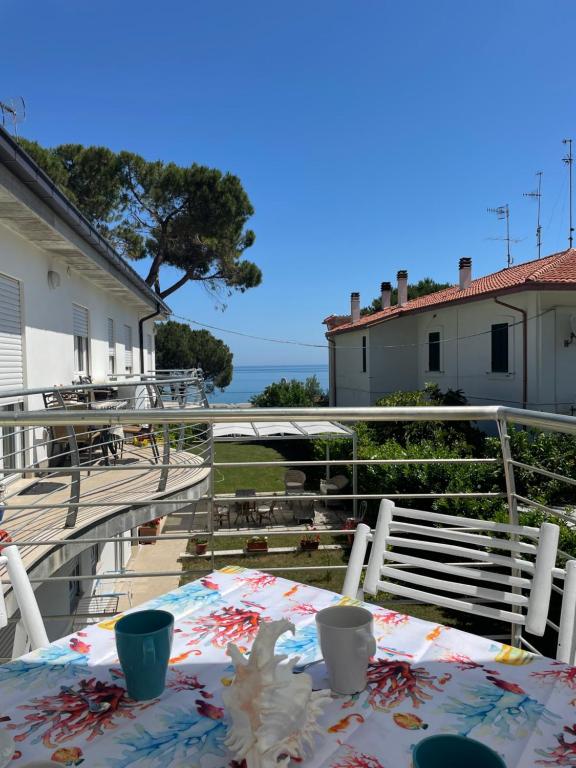 stół na balkonie z widokiem na ocean w obiekcie borgoAmare zagar&trabocchi w mieście Marina di San Vito