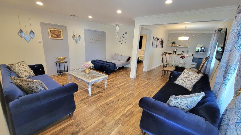 Large 1-Bedroom with kitchen In Encino - Maison D'une Chambre