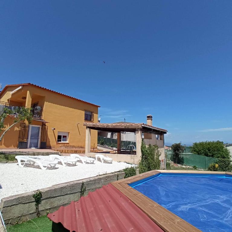 Bazén v ubytování Villa Blanca 10 minutos de la Playa Costa Brava nebo v jeho okolí