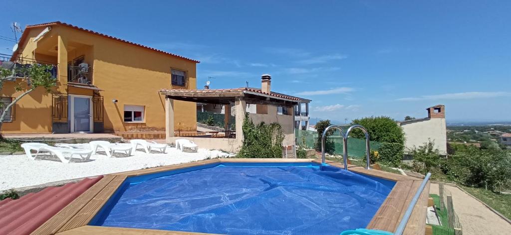 Bazén v ubytování Villa Blanca 10 minutos de la Playa Costa Brava nebo v jeho okolí