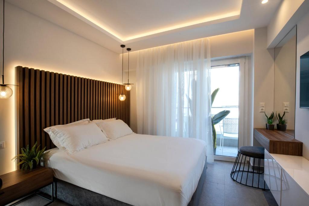 ロードス・タウンにあるUnique Central Lee Pham Apartmentの大きな白いベッドと窓のある寝室