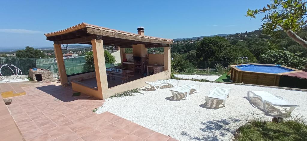 Bazén v ubytování Villa Blanca 10 minutos de la Playa Costa Brava nebo v jeho okolí