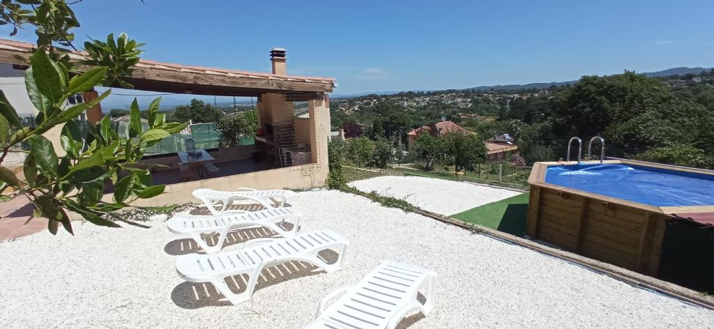 Bazén v ubytování Villa Blanca 10 minutos de la Playa Costa Brava nebo v jeho okolí