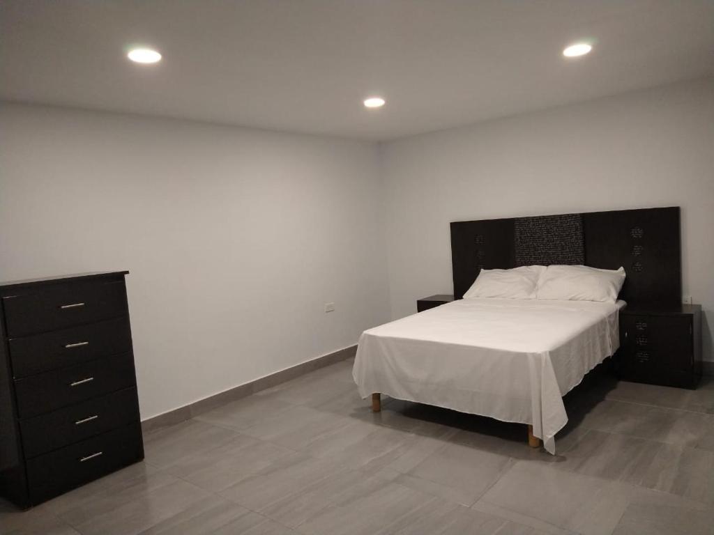 um quarto com uma cama grande e uma cómoda em Casa M&J Cd. Juarez em Ciudad Juárez