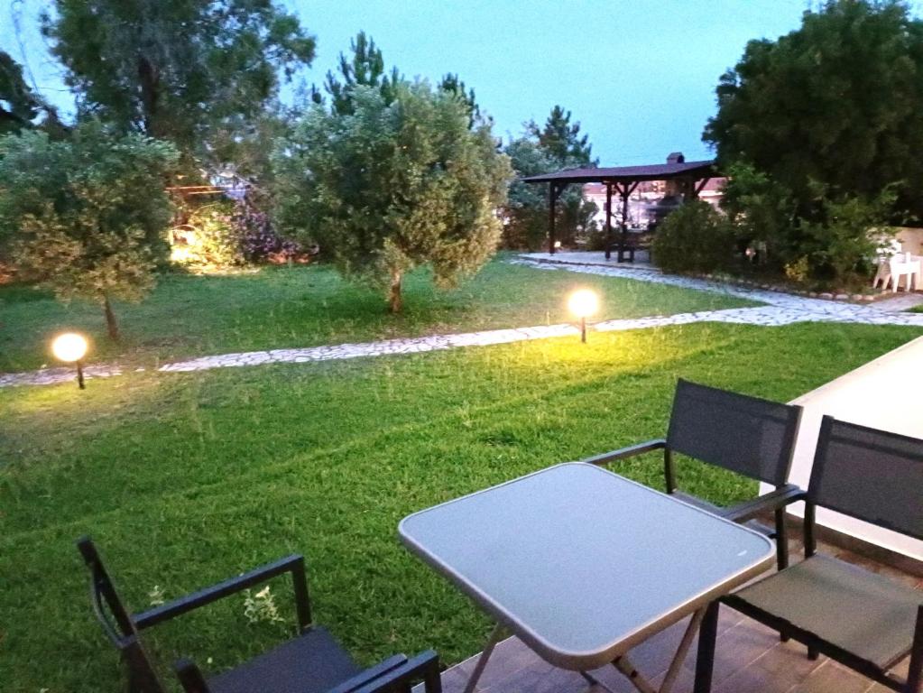 Vonkajšia záhrada v ubytovaní Vila Katia Polyhrono