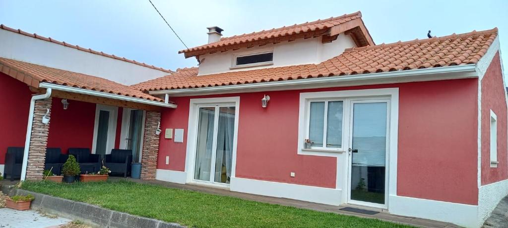 uma casa vermelha com um telhado vermelho em Casa de campo a 5 minutos da praia em Atouguio