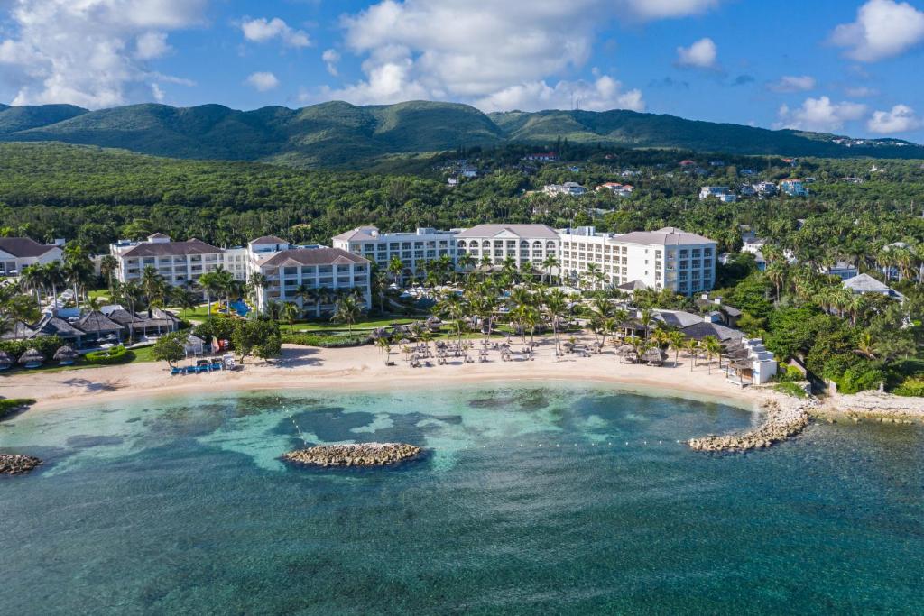 eine Luftansicht auf einen Strand in einem Resort in der Unterkunft Hyatt Zilara Rose Hall Adults Only - All Inclusive in Montego Bay