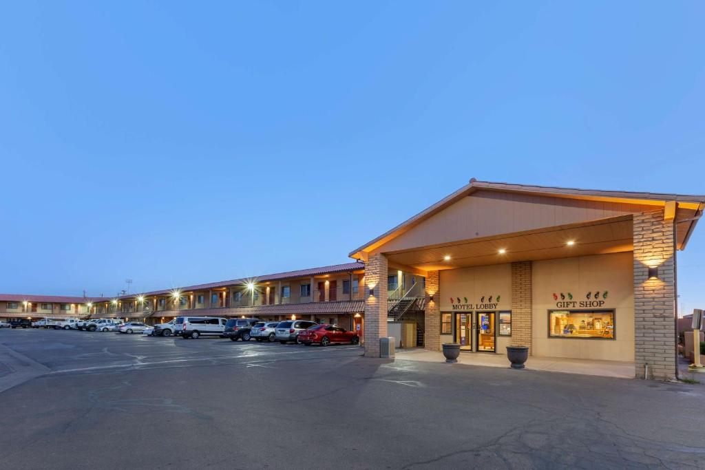 un estacionamiento frente a un hotel en Best Western Canyon De Chelly Inn, en Chinle