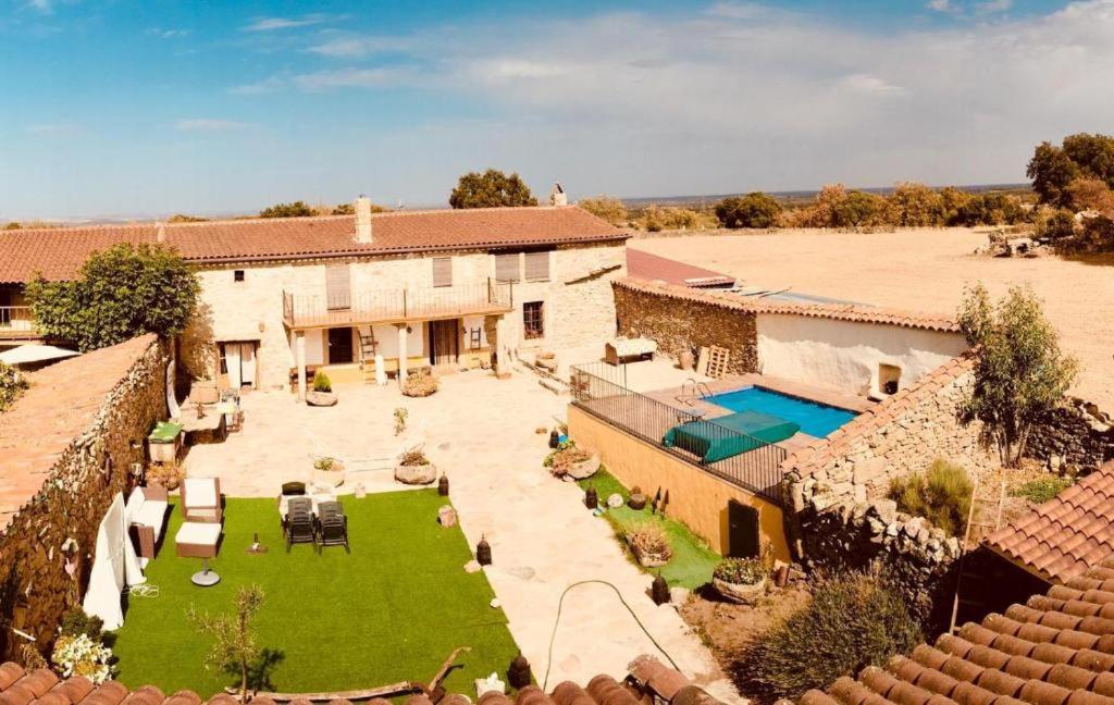 Bazén v ubytování La Casa de La Duquesa nebo v jeho okolí