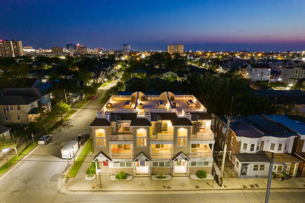 una casa grande en una ciudad por la noche en ❤️ The Top End Townhomes with Stunning Views On One-Of-A-Kind Rooftop Deck! WOW! en Atlantic City