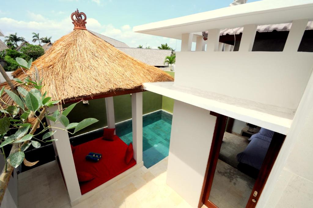 uma vista aérea de uma villa com piscina em Jas Boutique Villas em Seminyak