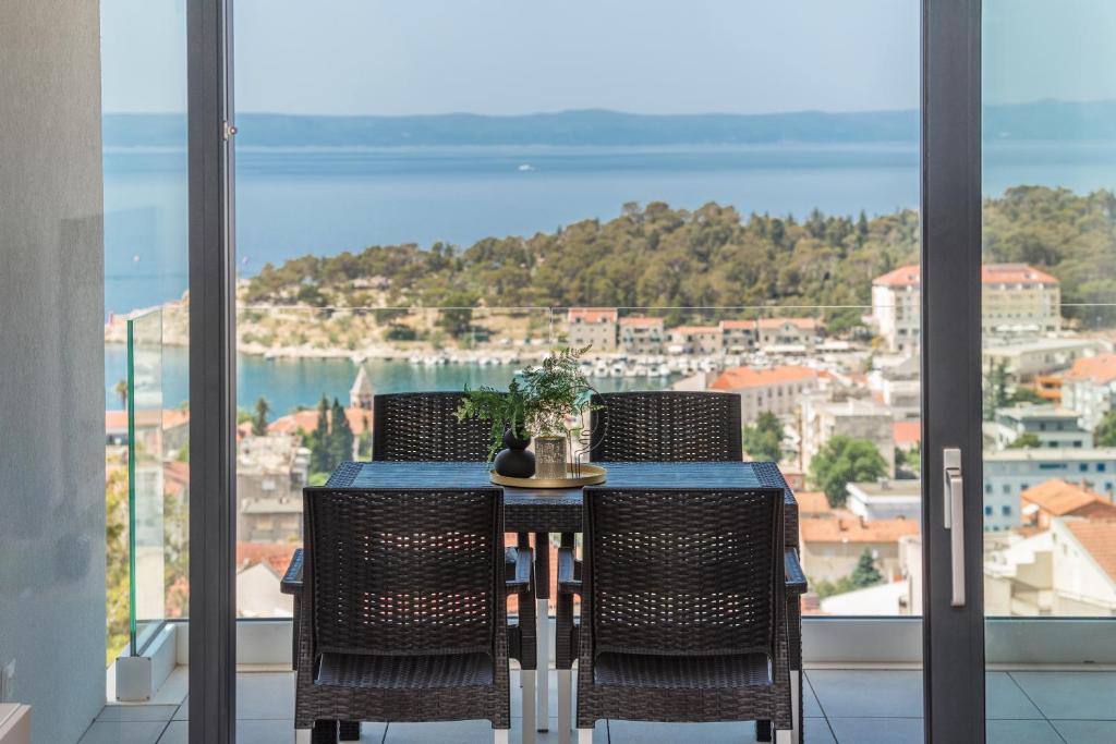 een tafel en stoelen met uitzicht op de stad bij Luxury Apartment LEMON Sea & City view in Makarska