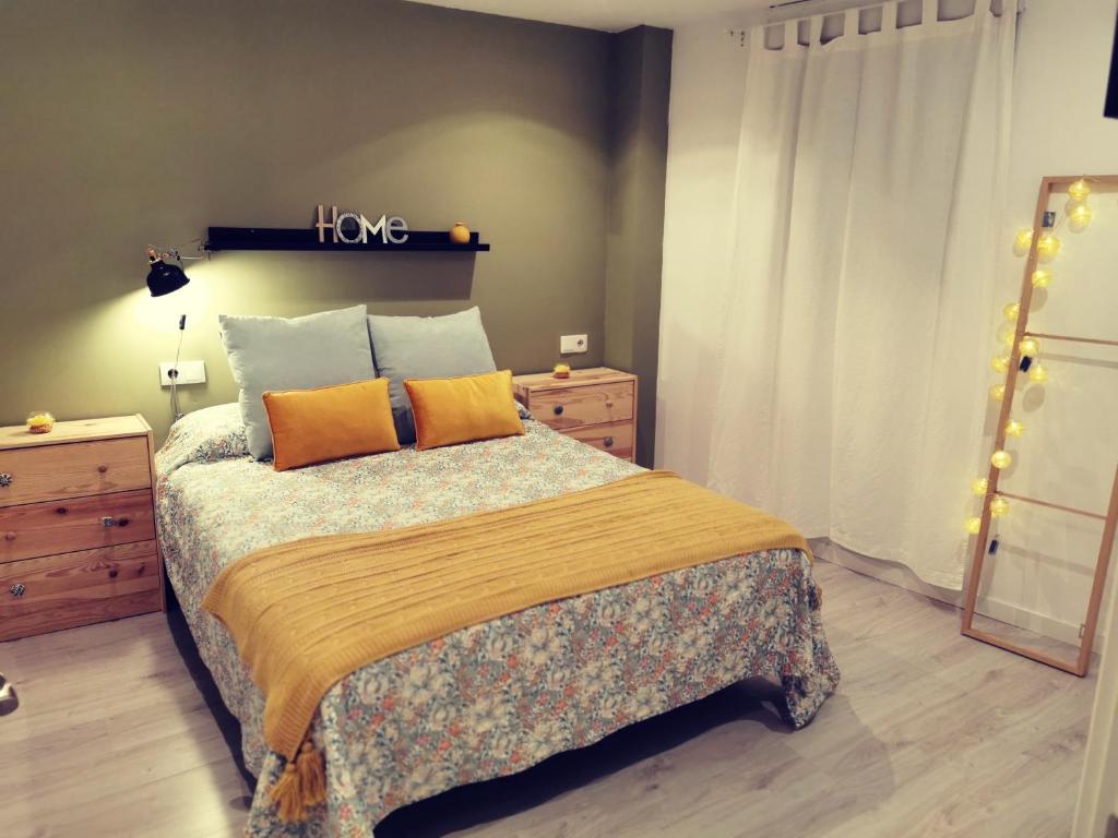 - une chambre avec un grand lit et des oreillers orange dans l'établissement Laurel No5, à Logroño