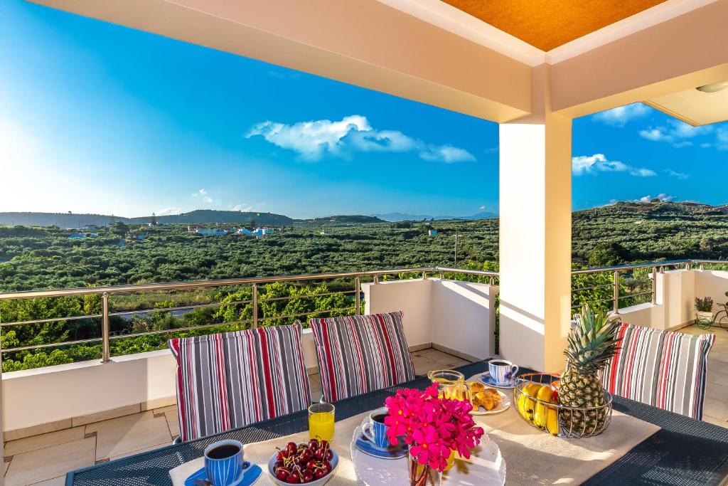 - une table sur le balcon d'une villa avec vue dans l'établissement Villa Alexandra, à Kolymbari
