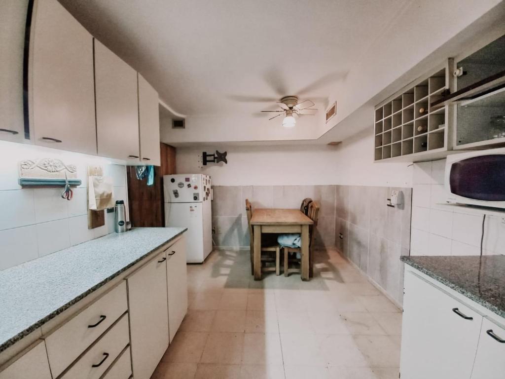 A kitchen or kitchenette at Habitación individual privada en casa compartida