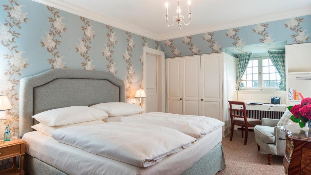 Postel nebo postele na pokoji v ubytování Schlosshotel Kronberg - Hotel Frankfurt