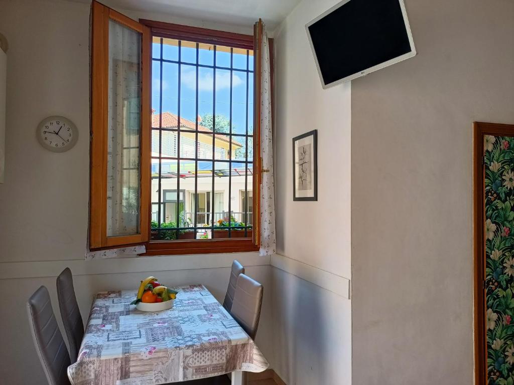 A television and/or entertainment centre at Appartamenti Borghetto San Donato 105
