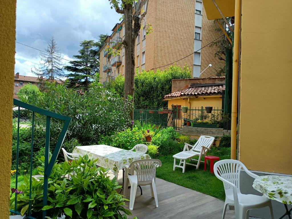 A garden outside Appartamenti Borghetto San Donato 105