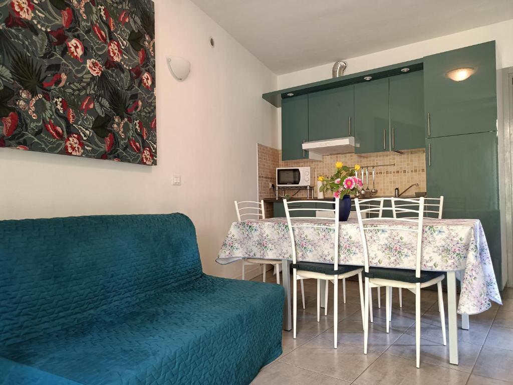 A seating area at Appartamenti Borghetto San Donato 105