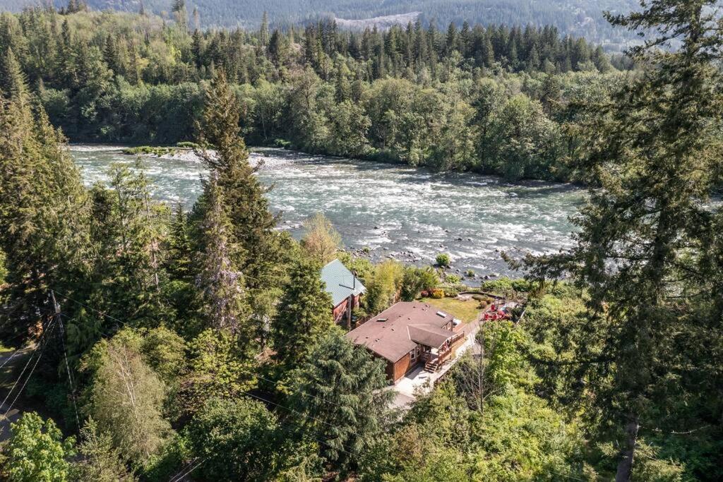 Riverfront Paradise w/ Hot Tub--Little River House - Maison De Trois Chambres