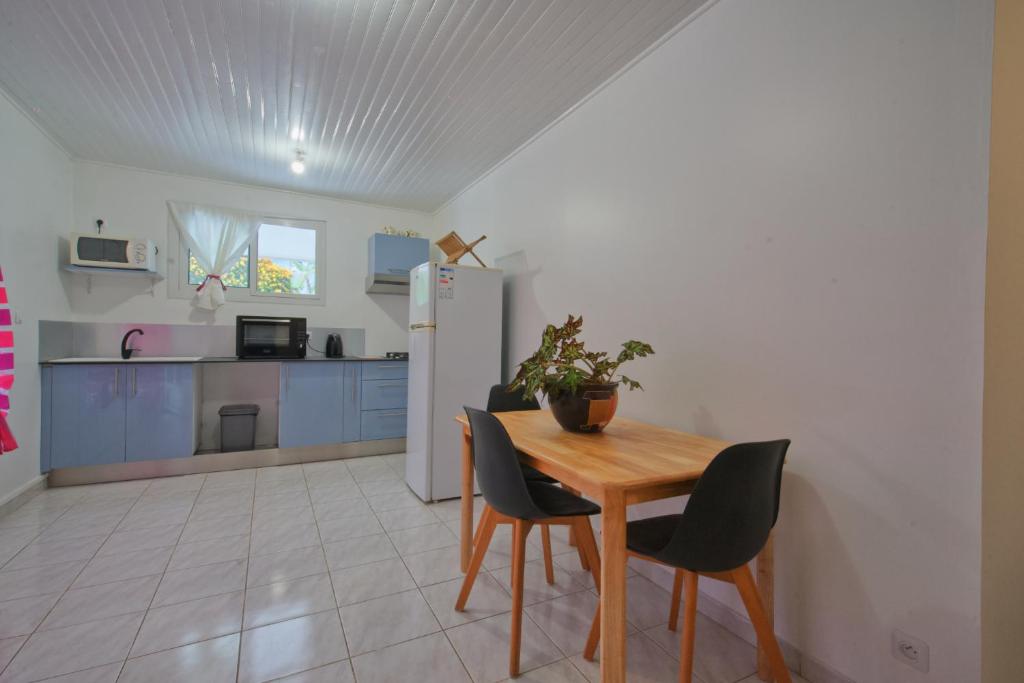 Kuchyň nebo kuchyňský kout v ubytování Charmant logement F3 au sud de la Martinique (PMR)