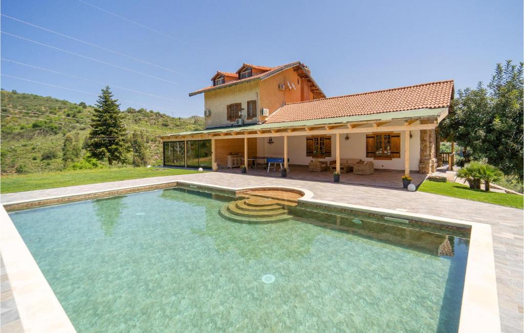 una grande piscina di fronte a una casa di Dimora Di Famiglia a Belmonte Mezzagno