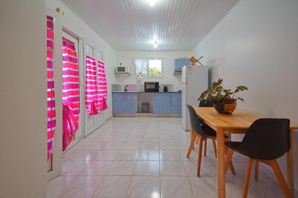 Kuchyň nebo kuchyňský kout v ubytování Charmant logement F3 au sud de la Martinique (PMR)