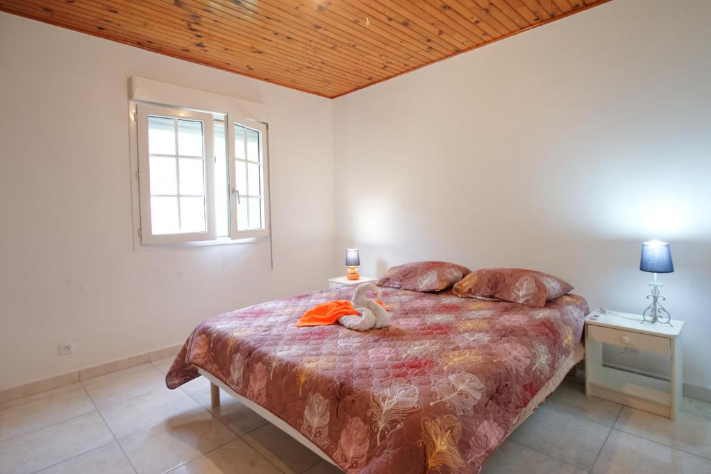 ein Schlafzimmer mit einem Bett mit einem Vogel drauf in der Unterkunft Charmant logement F3 au sud de la Martinique (PMR) in Rivière-Pilote
