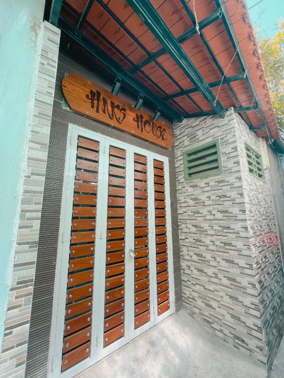 ein Gebäude mit einem Schild, das Könige Hospiz liest in der Unterkunft HNK's Homestay Quy Nhơn in Quy Nhon