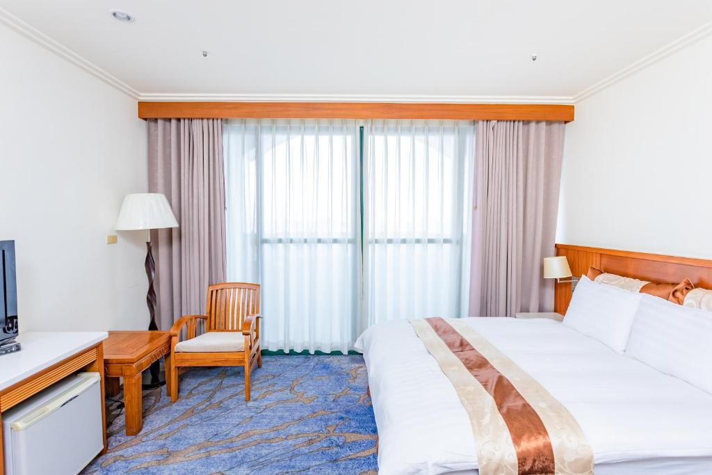 Postel nebo postele na pokoji v ubytování Yaling Hotel