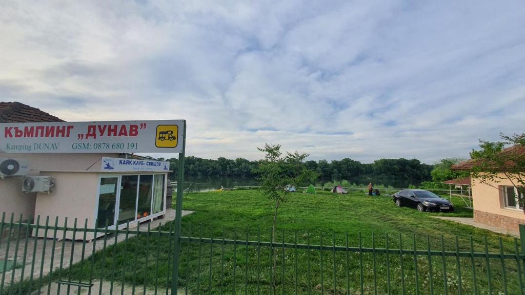 Budova, kde se kemp nachází