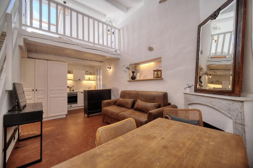 salon ze stołem i kanapą w obiekcie IMMOGROOM - Cosy - Renovated duplex - Close to the beach w Cannes