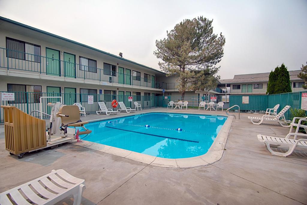 Bazén v ubytování Motel 6-Winnemucca, NV nebo v jeho okolí