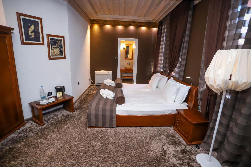 una camera da letto con un letto con un orsacchiotto sopra di Old House Glavatarski Han a Glavatartsi