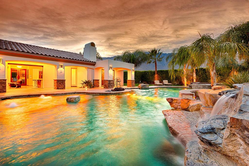 ein Haus mit Pool im Hof in der Unterkunft Exclusive, Upscale Palm Springs Estate with 5-Star Amenities in Palm Springs