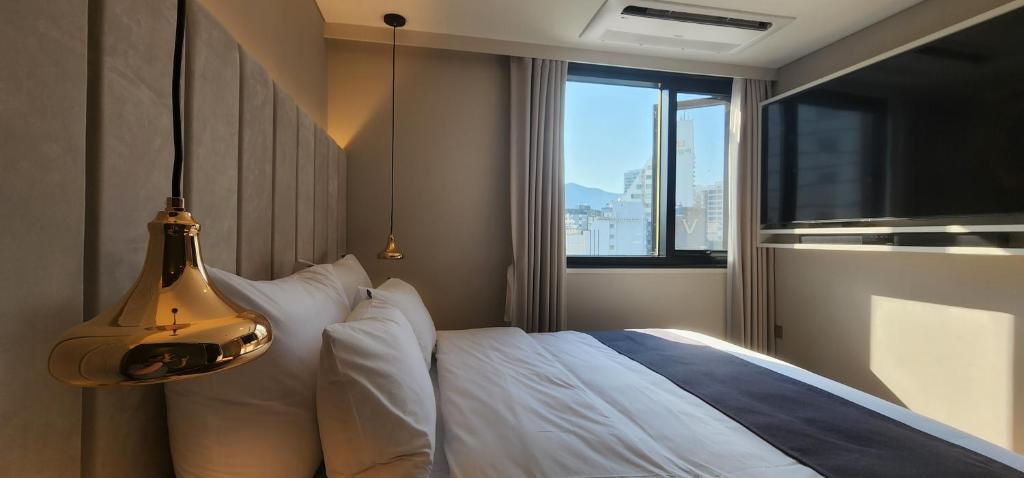 Denbasta Central Hotel Seomyeon - Standard King Room