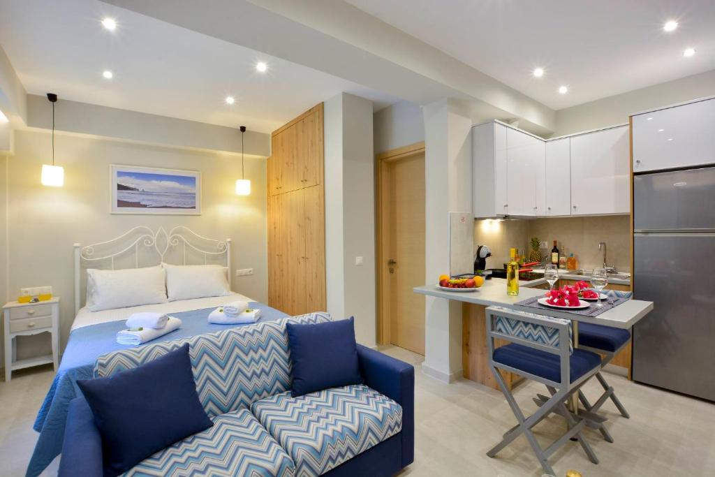 1 dormitorio con 1 cama azul y cocina en Casa Margarita en Análipsis